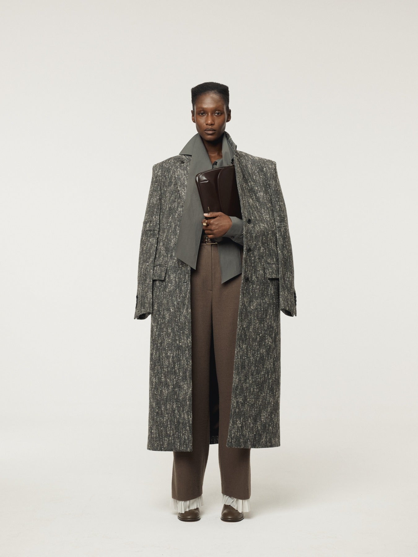 SLEEVE CREASE HERRINGBONE COAT (BLACK)