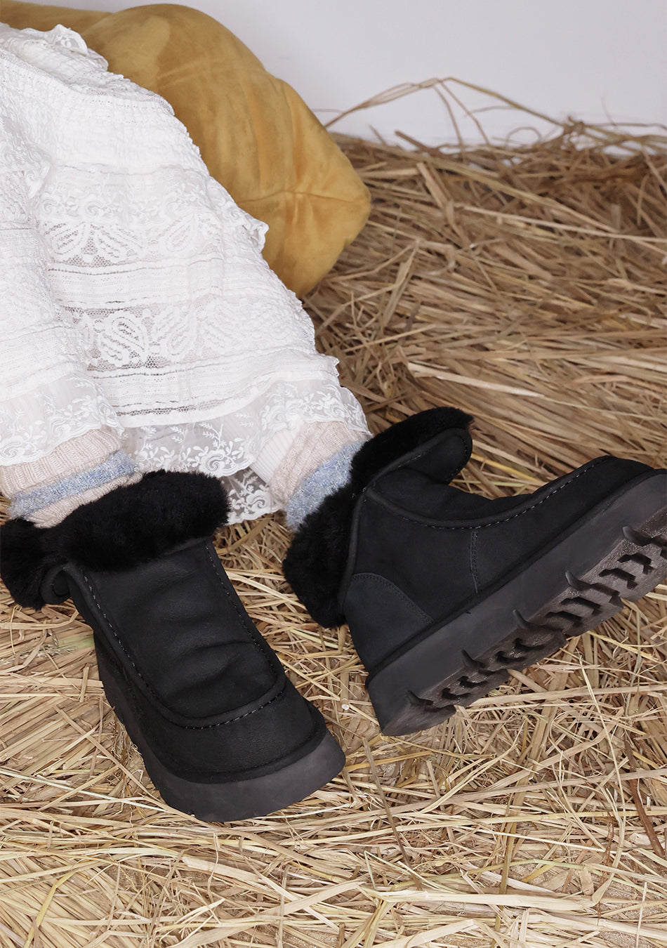 6cm Piping Natural Wool Boots Black