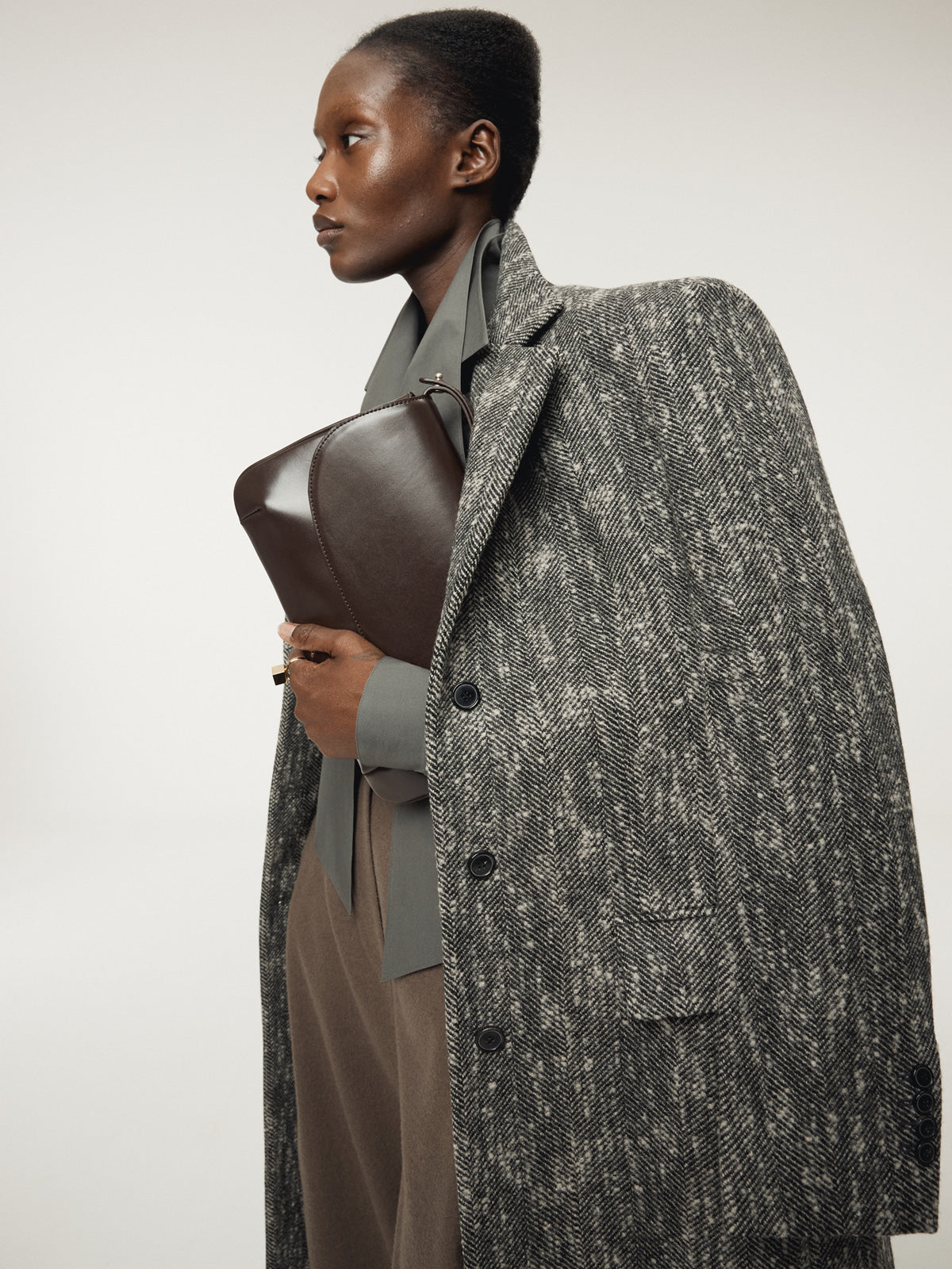 SLEEVE CREASE HERRINGBONE COAT (BLACK)