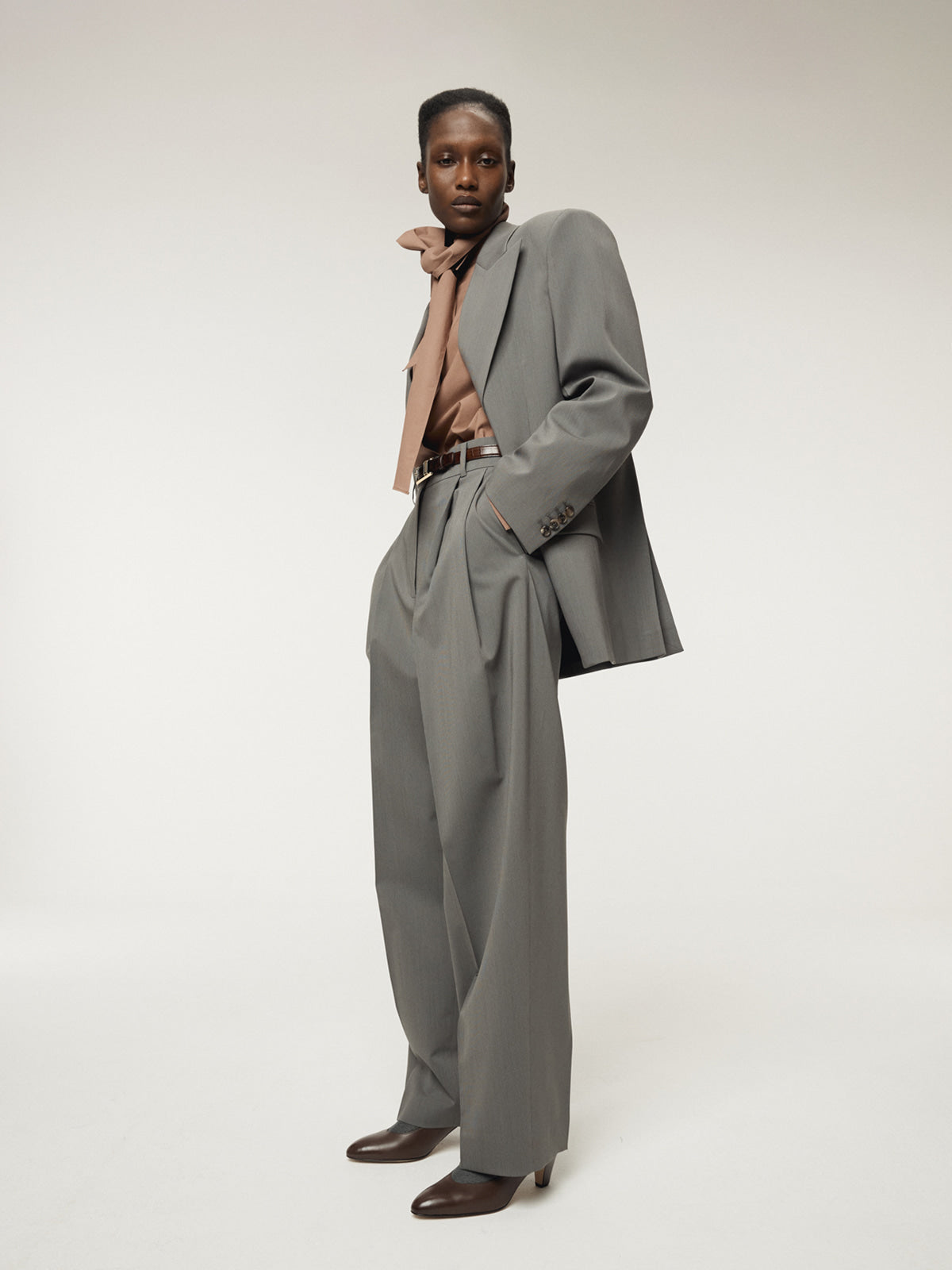 TWO TUCK SUIT PANTS (MIDNIGHT GREY)