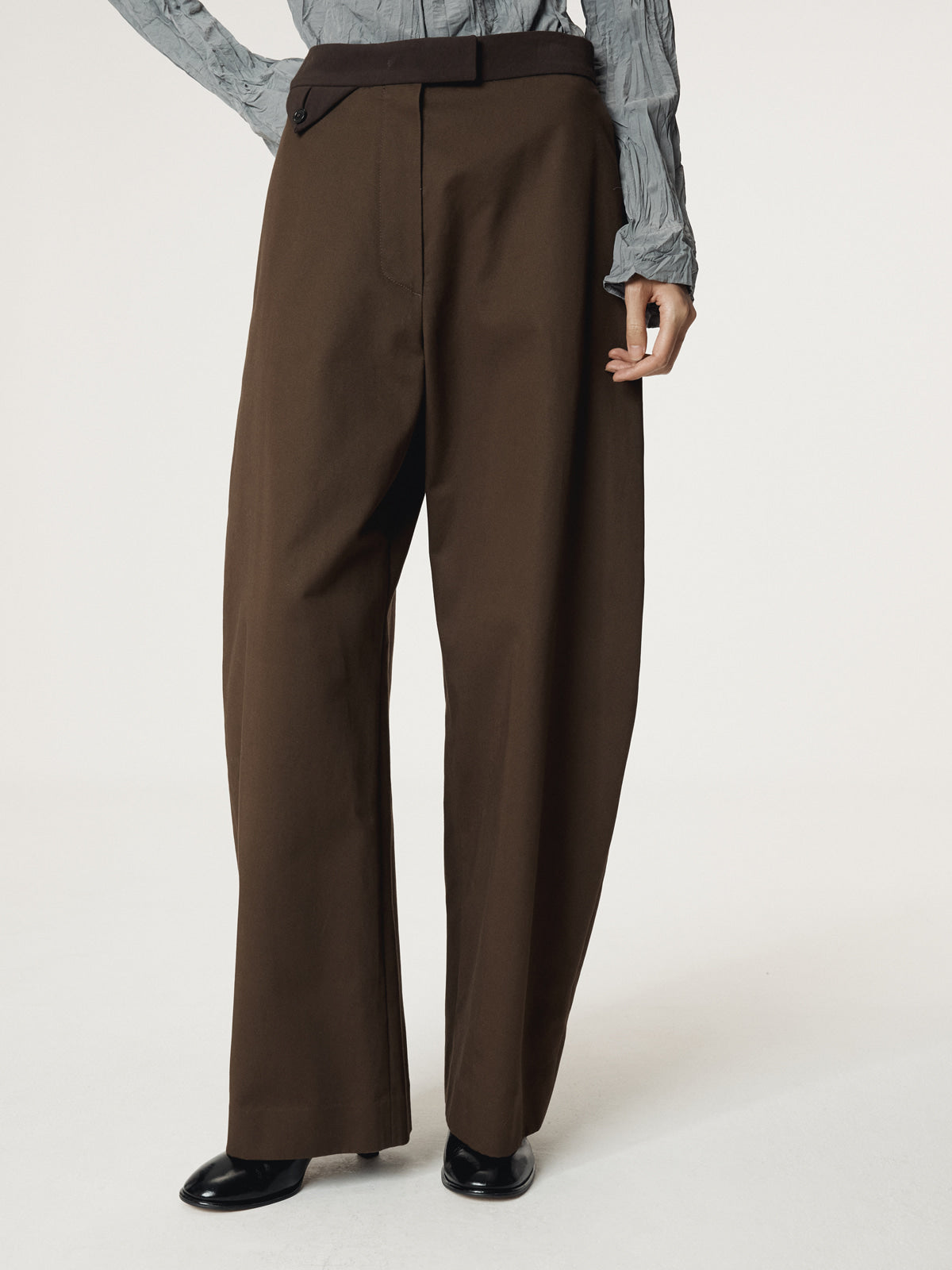 HIGH-RISE CURVED LEGS PANTS (VINTAGE BROWN)