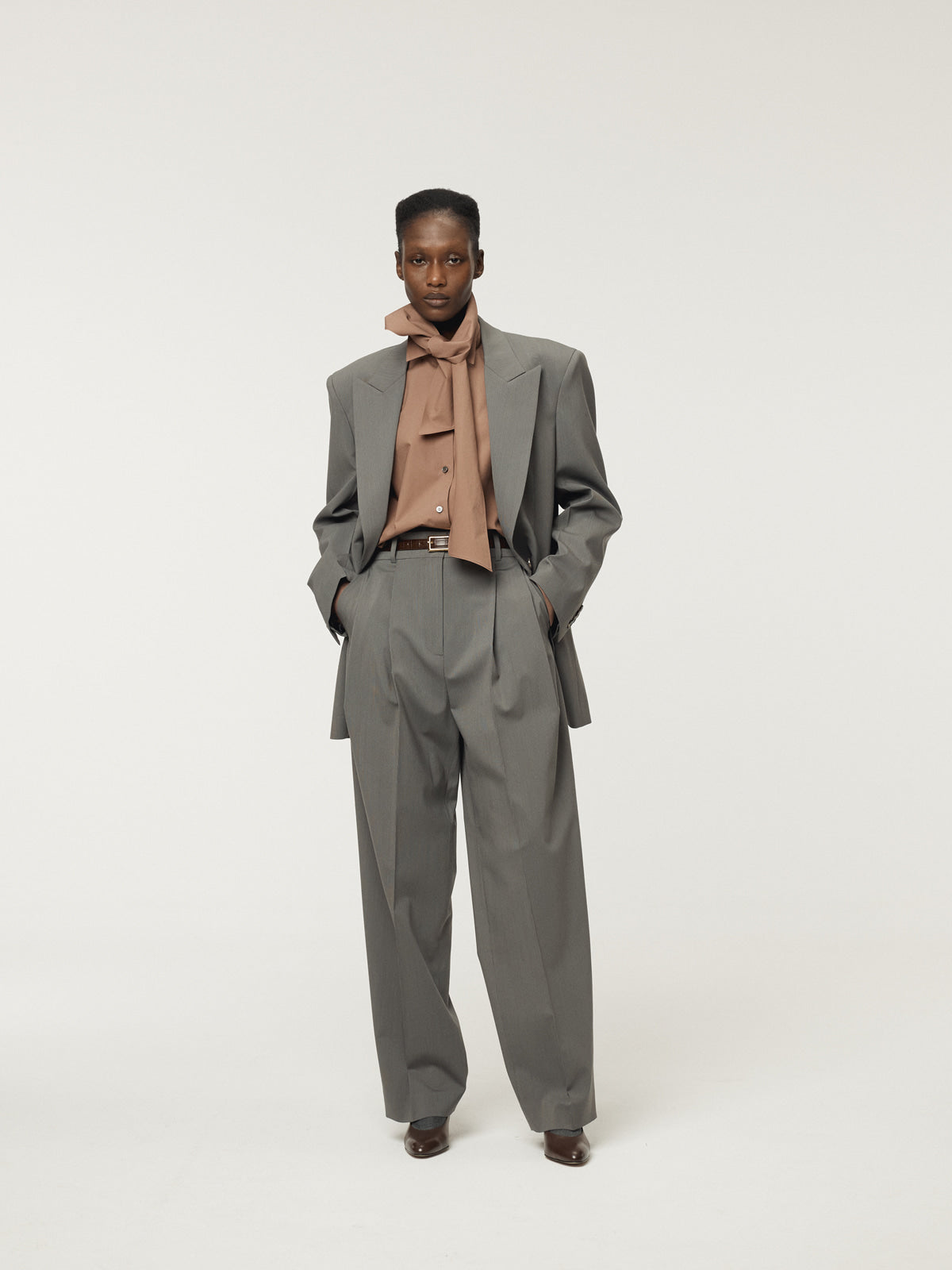 TWO TUCK SUIT PANTS (MIDNIGHT GREY)