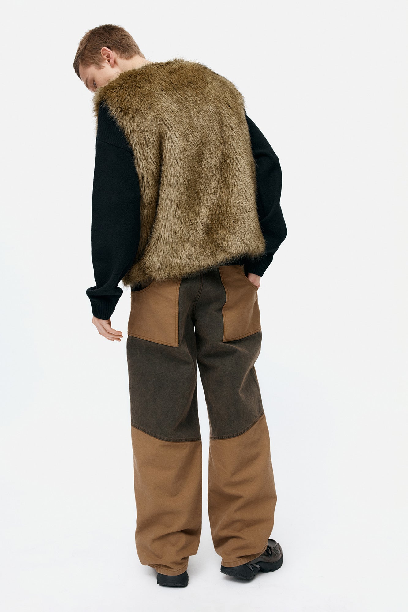 UNISEX CURVED PLACKET REVERSIBLE FAUX-FUR VEST awa722u(BROWN)