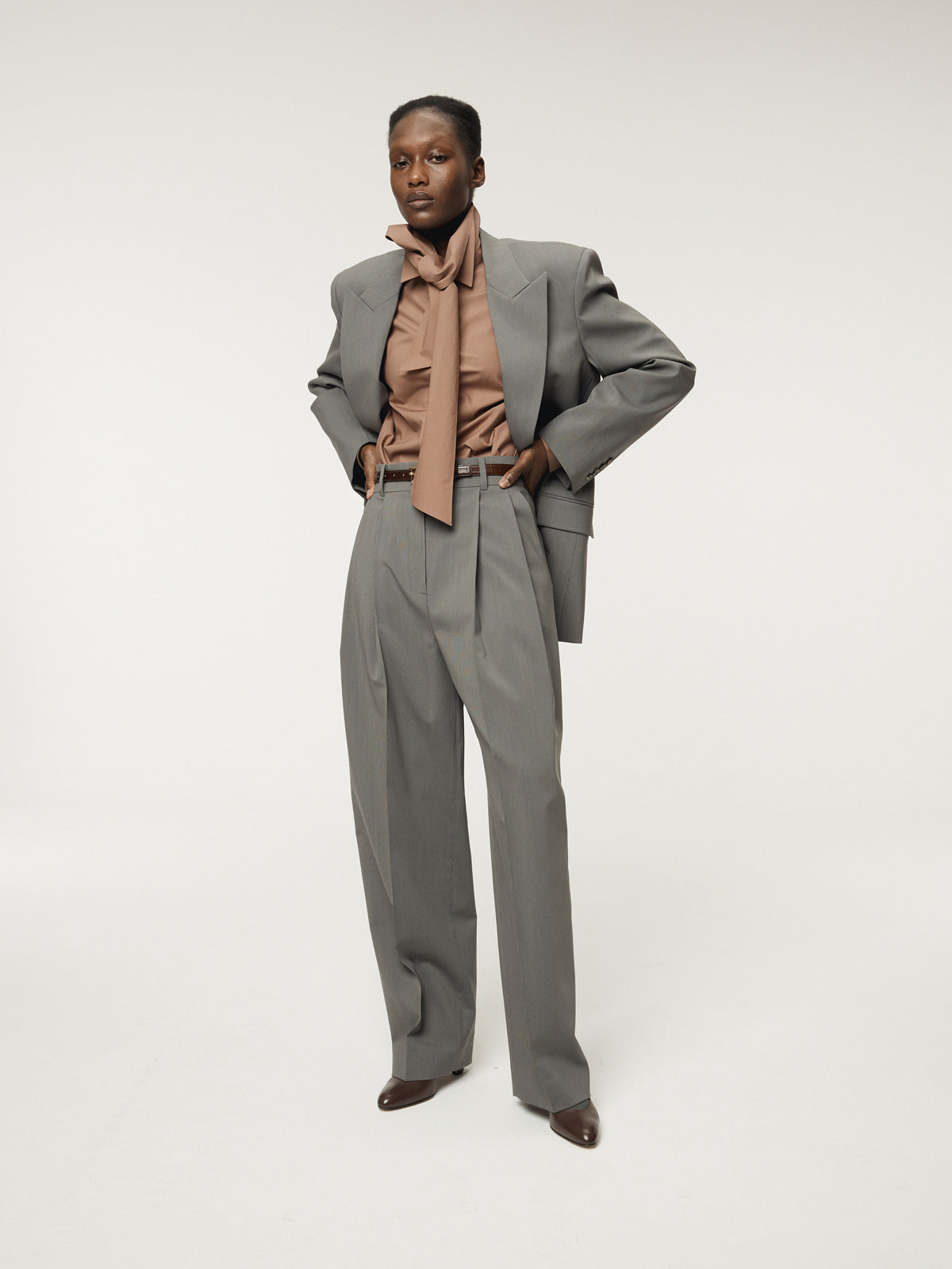 TWO TUCK SUIT PANTS (MIDNIGHT GREY)