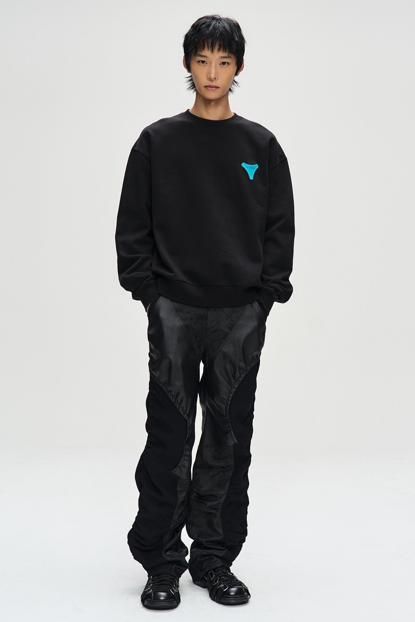 UNISEX STOOL PATCH LOGO SWEATSHIRTS atb1272u (BLACK)